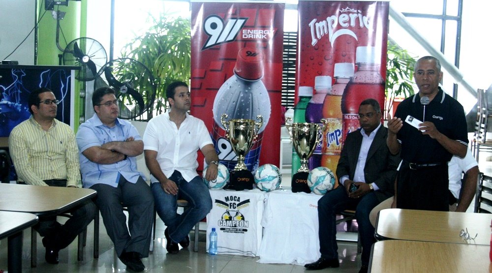 Nelson Peña, presidente de la Asociación de Fútbol de Espaillat (AFE), se dirige a los presentes en la rueda de prensa del equipo de Moca